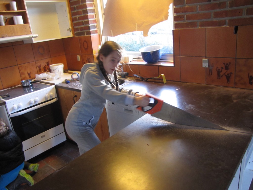 Smilla er godt i gang med at slå en gammel køkkenbordplade ihjel.