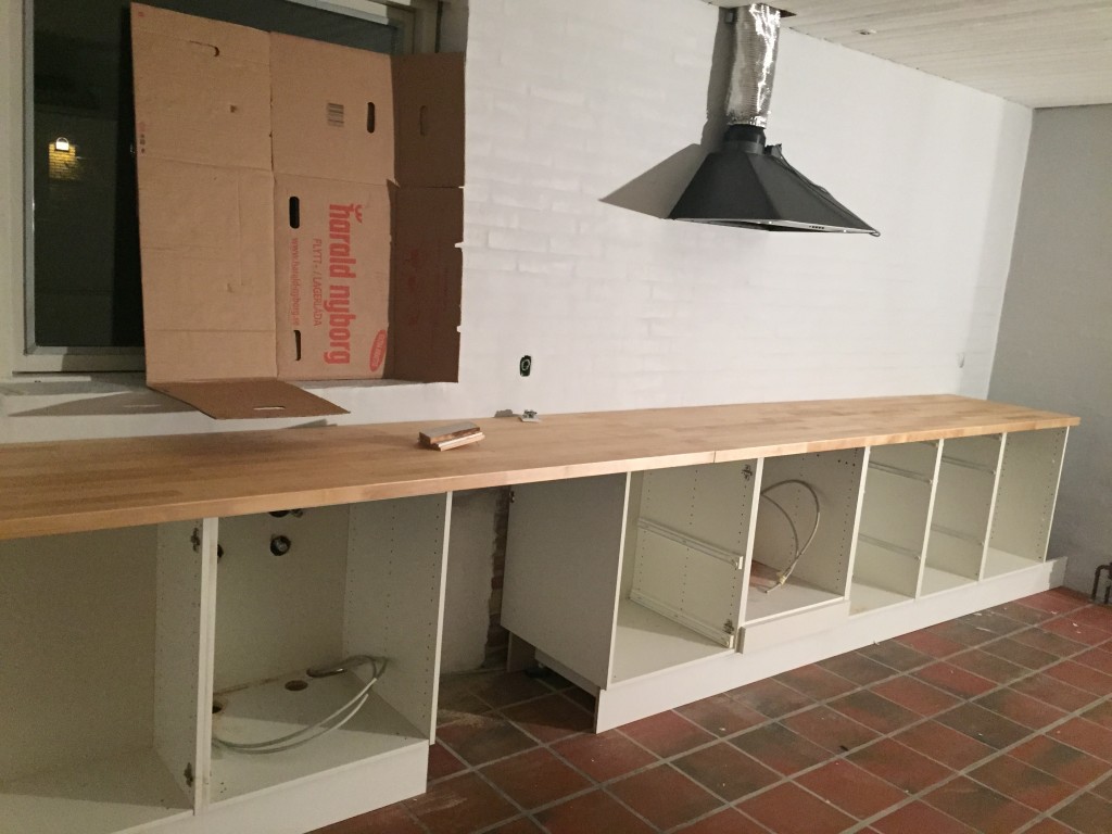 Nye køkkenelementer og bordplade monteres.