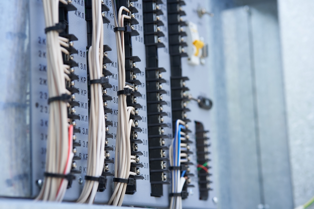 Close-up af fejlstrømsrelæ med en række ledninger.